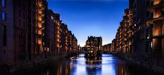 Low key describes how light is used in a photo for drama and the dynamic range of a photo. Available Light Fotografie Zwischen Speicherstadt Und Elbphilharmonie