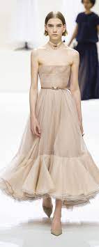 Dior abiti da sera 2019 / gli abiti da cerimonia pronovias 2019, tra fiori e colori. Dior Kleid Modestil Mode Outfits Frauen