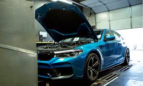 Bmw made a 400 units special edition for its debut of the f90 m5 with an individual frozen dark red metallic color with an individual smoke white interior and an individual piano black wood trim with a 1/400 inscription right below the idrive control knob. Bmw M5 F90 Mehr Leistung Als Werksangabe Autozeitung De