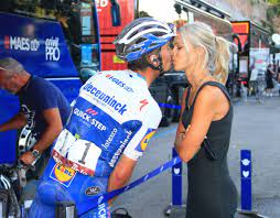 The french rider left the tour de suisse to be present during the delivery. Sessista Volgare In Francia La Vignetta Su Marion E Alaphilippe Diventa Un Caso Bicisport