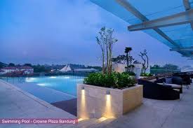 Crowne Plaza Bandung Buy Now Stay Later Bandung Harga Hotel Terbaru Di Traveloka Di 2020 Hotel Penginapan Kolam Renang