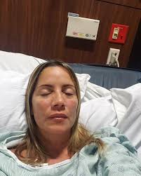 Amiga, se que estar enferma y lejos de tus seres amados no es fácil. Maximo  cuando conocemos tu corazón de amor por los tuyos. Por eso no nos cansamos  de cubrirte en