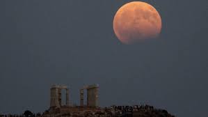 Un eclipse lunar es un fenómeno astronómico que ocurre cuando la tierra pasa directamente entre la luna y el sol, causando que la sombra de la tierra producida por la luz del sol, se proyecte sobre la. Un Eclipse Lunar Parcial En El 50Âº Aniversario De La Llegada A La Luna Ciencia El Pais