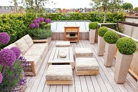 Stilvoll Terrasse Gestalten Holzbodenbelag Helle Auflagen Gartenmobel Viele Pflanzen Blumen Roof Garden Design Rooftop Terrace Design Terrace Garden Design