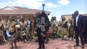 Babası kral cyprian bhekuzulu kasolomon 'nin 1968'de ölümü üzerine kral oldu. Da Leadership Meets Zulu King Sabc News Breaking News Special Reports World Business Sport Coverage Of All South African Current Events Africa S News Leader