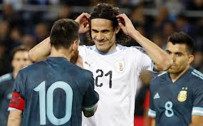 Partido entre argentina y uruguay por los cuartos de final de la copa américa 2011. Lionel Messi Y Cavani Se Enfrascan En Pelea Durante Partido Amistoso