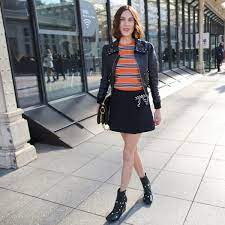 大人はどう履くべき？ ミニスカートはオール黒で全身を引き締めて。【SNAPに見る今日のスタイルヒント】 | Vogue Japan
