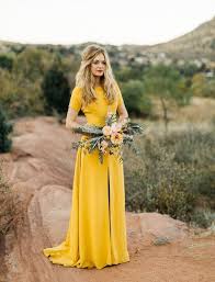 Le mariage de votre amie approche et vous n'avez pas encore la robe ? 1001 Exemples Comment Assortir Votre Tenue Pour Mariage Parfaite Robe De Mariee Jaune Mariage Jaune Moutarde Robe De Mariee