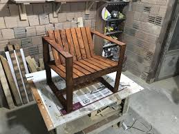 Paletten nasıl koltuk yapılır ? Paletten Koltuk Chair Design Wooden Wooden Table Diy Wooden Dog House