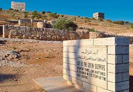 Kisah ini terjadi sebelum zaman nabi muhammad salallahu'alaihi wassalam. Menjejak Ashabul Kahfi