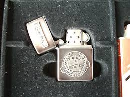 Classic joe camel in the foreground, with desert, a pyramid and three palm trees in the background. Zippo Lighter Camel 80th Anniversary Special Edition 1913 Catawiki