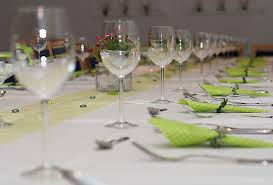 Das bild hängt über dem tisch: Tisch Eindecken Was Ist Dabei Zu Beachten