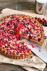 Mazarintarta Mit Roten Schwarzen Johannisbeeren Bake To The Roots Rezept Johannisbeeren Rezepte Lecker Rosins Rezepte