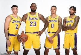 Lebron James Poses With His New La Lakers Team Mates Ahead Of New Nba Season Photos Lakers Team Nba Basketball Teams