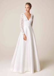 12 Luxury Couture Bridal Fashion Brands You Need To Know About Old Fashioned Wedding Dresses Wedding Dress Long Sleeve Grace Kelly Wedding Dress