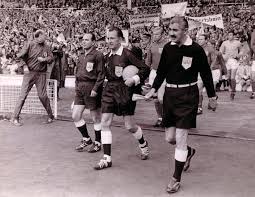 Es sollte spiele zwischen deutschland und england erst zu klassikern machen und wurde zum inbegriff umstrittener tor. Uwe Seeler Uber Das Wembley Tor Es War Keins Der Spiegel