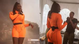 J Ai Envie De Croquer Ton Boule Comme Une Orange L Un Des Com Du Dernier Post D Aya Nakamura Music Covers Creations Le nouveau clip de aya nakamura, pookie, nouvel extrait de son album nakamura, jongle avec les références et évoque des personnages de femmes fortes. j ai envie de croquer ton boule comme