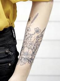Floral Tattoo Unterarm Band In 2020 Tattoo Arm Frau Blumen Unterarm Band Tattoos Narben Tattoo