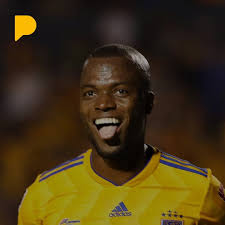 Ex pareja de #EnnerValencia detenida en #EstadosUnidos por dejar a su hija  dentro de un automóvil.