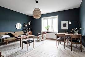 beperk je niet tot een muur dit interieur laat zien hoe sfeervol dezelfde kleur uitpakt roomed donkerblauwe woonkamer meubel ideeen interieur