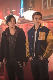 Cole sprouse spotted holding hands with model ari fournier in. Cole Sprouse Anderer Jughead Bei Riverdale Glamour