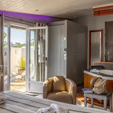 N'attendez plus, réservez vite en ligne votre hébergement pour vos séjours et vacances. Elegance Suites Hotel Ile De Re Votre Hotel 4 Etoiles Au Bois Plage En Re Proche
