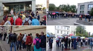 Pentru prima dată în istoria republicii moldova alegerile parlamentare se vor desfășura în baza sistemului electoral mixt (paralel), în care deputații sunt aleși concomitent în cadrul unei singure circumscripții naționale și în 51 de circumscripții. Mii De Romani Din Diaspora Stau La Cozi Pentru A Vota Libertatea