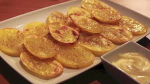 Las clásicas rodajas finísimas que hemos visto siempre hacen que la tortilla quede mucho más aceitosa. Patatas Asadas Ligeras Y Faciles Estilo Murciano Recetas De Cocina Facil Youtube