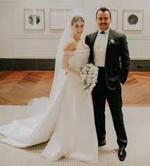 2016 yılında kıvanç tatlıtuğ ile dünyaevine giren başak dizer'in gelinlik tercihi de oldukça zarifti. Hazal Kaya Ile Ali Atay Evlendi