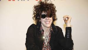 Il cantante dai capelli rossi divenuto famosissimo per i successi “the a team” e “lego house“. Capelli Ricci E Voce Graffiante R 101