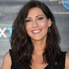 How To Copy Becca Kufrin S Signature Hairstyle Wedding Hair And Makeup Hair Beauty Hair Color Light Brown