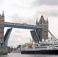 London's famous tower bridge has been stuck open, sparking travel chaos. London Verletzte Bei Liftabsturz In Der Tower Bridge Welt