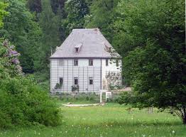 Im alter wurde das haus, das mit originalen möbeln wie dem stehpult und „sitzbock ausgestattet ist, ein wichtiger rückzugsort für goethe. Deutschland Lese Goethes Gartenhaus