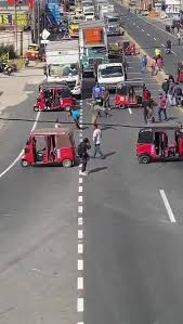 MIENTRAS REALIZAN BLOQUEOS MOTOTAXISTAS "CHAMUSQUEAN"