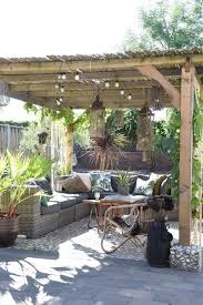 houten tuin overkapping met leuke lounge bank bron huismetspulletjes tuin overkapping tuininspiratie tuinontwerp tu tuin tuin ideeen tuin inspiratie