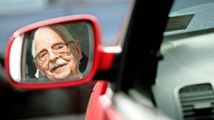 Autofahren mit 70+: Sind Ältere am Steuer wirklich ein höheres  Sicherheitsrisiko?