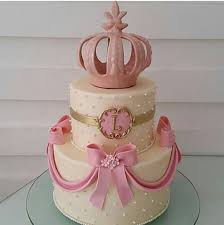 Decorada con rosetas en violetas en degrade. Princesa Torta De Corona Corona De Fondant Tortas De Princesas