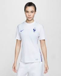 Installé en équipe de france jeunes, koundé aurait pu disputer l'euro espoirs (qui aura lieu du 31 mai au 6 juin, juste avant celui des a). Nike Devoile Les Nouveaux Maillots De L Equipe De France De Football Uefa Euro 2020 Organise En 2021 Sportbuzzbusiness Fr