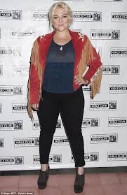 Elle king is an american singer, songwriter, and actress. Elle King I Like That She Looks Like She Could Beat Up Some Other More Flimsy Singers King Fashion Elle King King Outfit