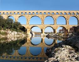 Face à l'ampleur du désastre, un élan de solidarité s'est rapidement mis en place dans le village. Tresors Du Patrimoine Francais Le Pont Du Gard Gard Victor Association