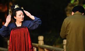 Menurut kronologi berdasarkan perhitungan liu xin, dinasti ini berkuasa antara 1766 sm dan 1122 sm, sedangkan menurut sejarah bambu adalah antara 1556 sm dan 1046 sm. Tiga Dinasti Terbesar Sepanjang Sejarah China