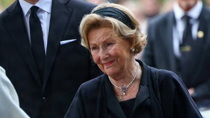 Stærke billeder: For en stund var Sonja ikke dronning, men ene og alene en enke i sorg | BILLED-BLADET