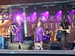 Sara kuivisto (edessä) ja tšekin kristiina mäki juoksivat perjantaina samassa 1500 metrin. Saa Hellii Haapavesi Folk Music Festivalia Ja Myos Reggaeta On Tapahtumassa Saatu Kuulla Tilanne Olisi Voinut Olla Toisenlainenkin Kaleva
