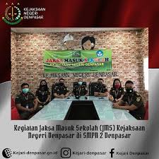 Surapati denpasar, bersebrangan dengan smpn 1 denpasar surapati hanya memanfaatkan 6 kelas dengan kapasitas ruangan untuk 40 orang, 1 laboratorium fisika, 1 ruang guru dan kantor kepala sekolah. Kegiatan Jaksa Masuk Sekolah Jms Kejaksaan Negeri Denpasar Www Kejari Denpasar Go Id