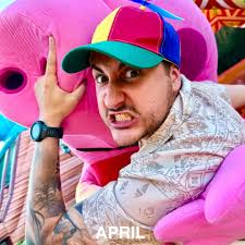 Lea und ich werden heute Abend ein paar wichtige Themen im Stream  ansprechen. Es wird um das 200k Abo Special gehen, die nächsten Touren &  Großprojekte