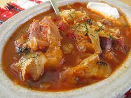 1 buc varză medie, 1 buc ciolan afumat, 3 linguri pastă de tomate sau 250 ml bulion, 2 buc ardei grași roșii, 2 buc morcovi, 1 buc ceapă, 1 buc țelină, 100 ml ulei, după gust borș sau oțet pentru acrit, după gust crenguțe de cimbru și mărar, 1 linguriță boia, după gust sare și piper. Ciorba De VarzÄƒ AlbÄƒ Cu AfumÄƒturÄƒ GustoasÄƒ Si ConsistentÄƒ Epoch Times Romania