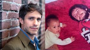 A pesar de que su hijo gael garcía gana millones de dólares, don josé se viste sencillamente y compra donde le parezca. Difkdemklcht7m