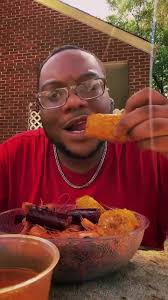 did he just eat the entire cob?? #cornonthecob #seafoodboil via🎥@Lilduval