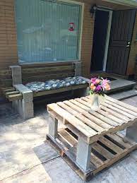 Easy Pallet Table Use Cement Glue To Fix Cinder Block And Pallet Together Cinder Block Furniture Pallet Table Cinder Block