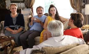 Aile arasında filminin oyuncu kadrosu. Aile Arasinda Nin Oyunculari Izmir E Geliyor